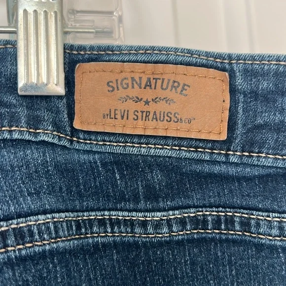 Levi Strauss  & Co., modern Capri, Sz 22W, cuffed Capri jeans, stretch, comfy - Picture 6 of 12